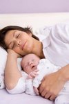 Педиатры запрещают спать родителям вместе с детьми