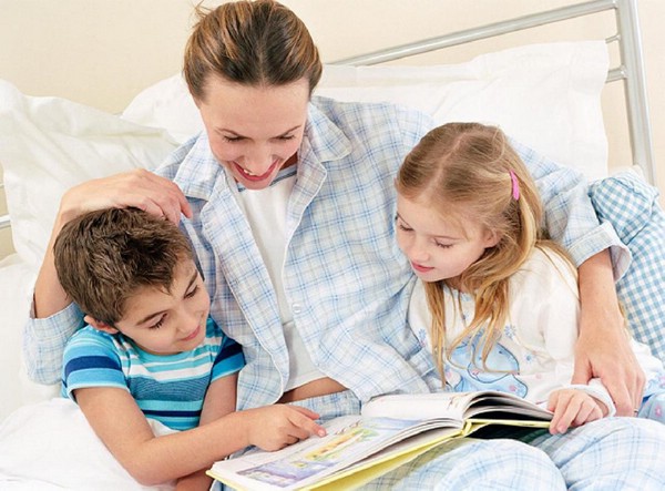 Мама с детьми читают сказки