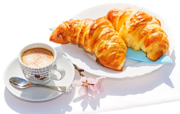 Французский завтрак: круассаны с кофе
