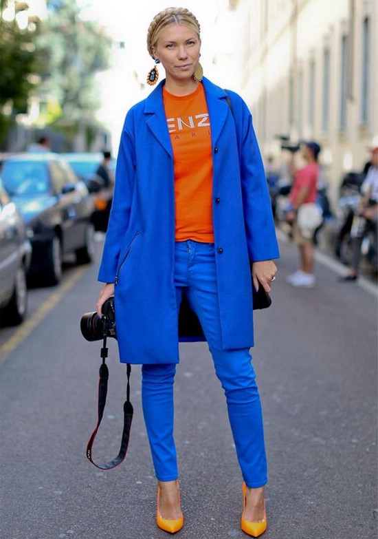 Как носить оранжевый и синий цвета вместе