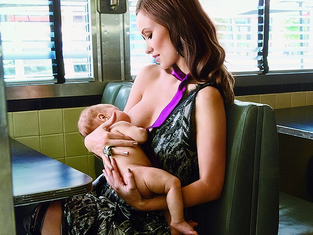 Оливия Уайлд кормит ребенка грудью для фото в журнале Glamour
