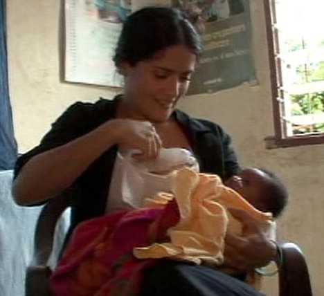 Сальма Хайек кормит африканского ребенка грудью