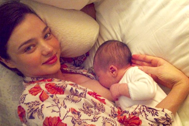 Миранда Керр выложила в Инстаграм фото, где она кормит ребенка грудью