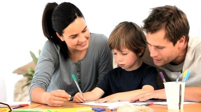 Родители рисуют с ребенком
