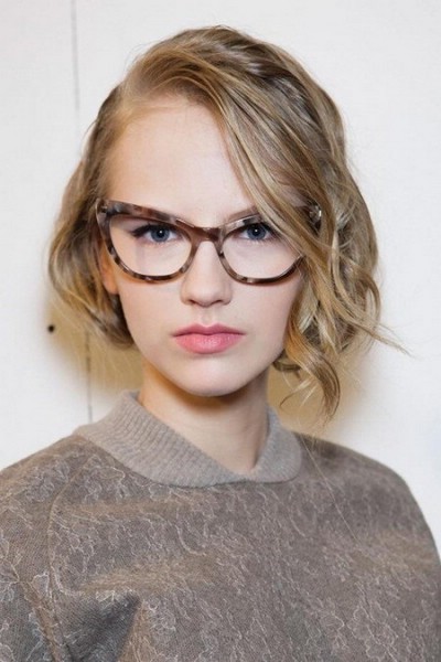 Причёски для девушек в очках