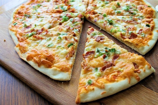 Пицца с луком и сыром
