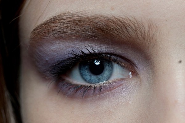 Дымчатый макияж глаз в лиловых тонах