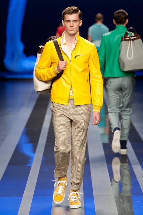 Ярко-желтый цвет в мужской одежде