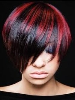 Красные колорированные пряди на темных волосах
