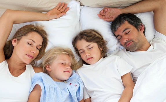 сон детей с родителями