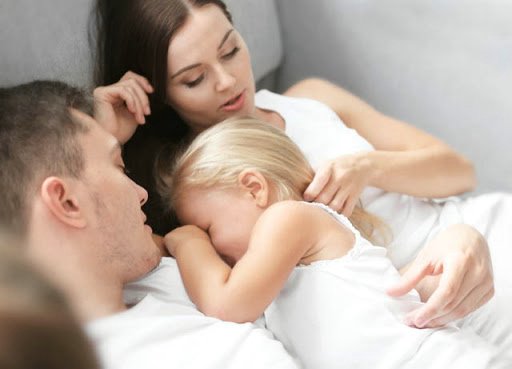 сон ребенка с родителями