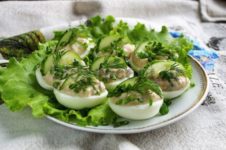 Фаршированные яйца с печенью трески: деликатесно и очень полезно