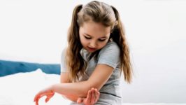 Понимание ювенильного артрита: симптомы у детей
