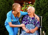Где разместить пожилого человека: выбор дома престарелых