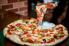 Удобство и наслаждение: заказ пиццы с доставкой прямо к двери