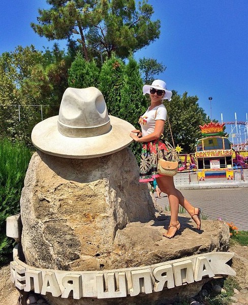 Памятник «Белая шляпа» в Анапе
