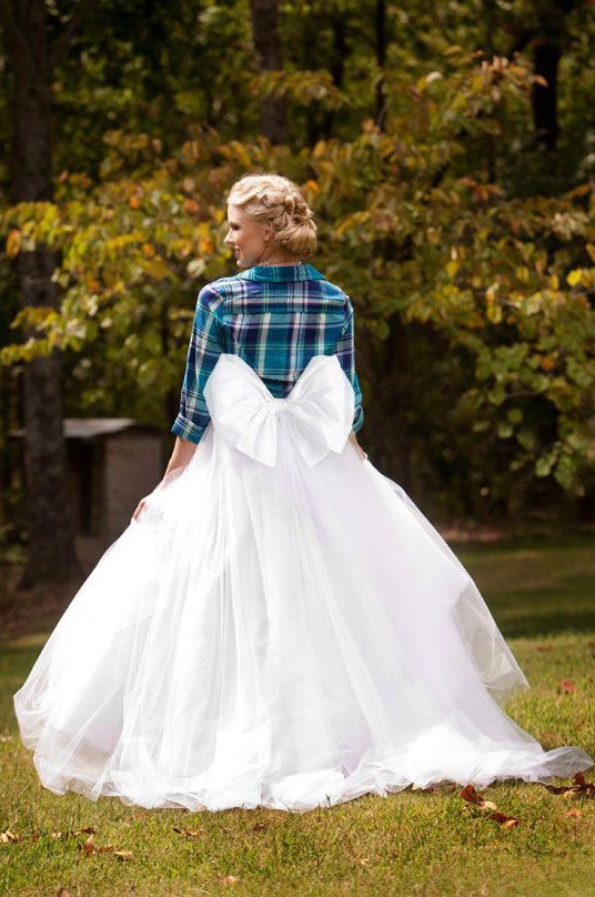 Клетчатая рубашка поверх свадебного платья