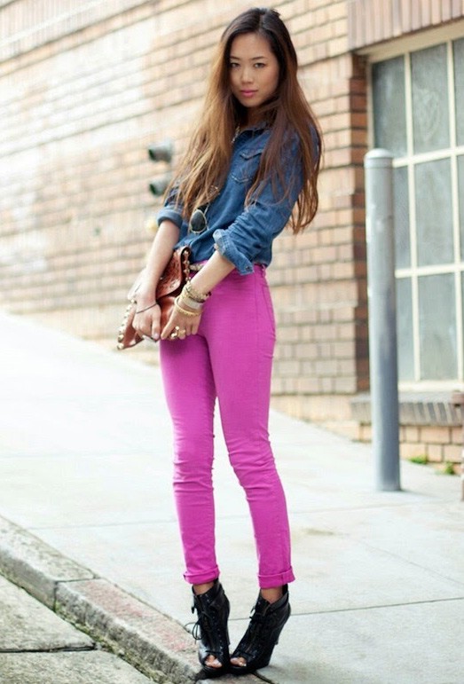 Как носить цветные джинсы