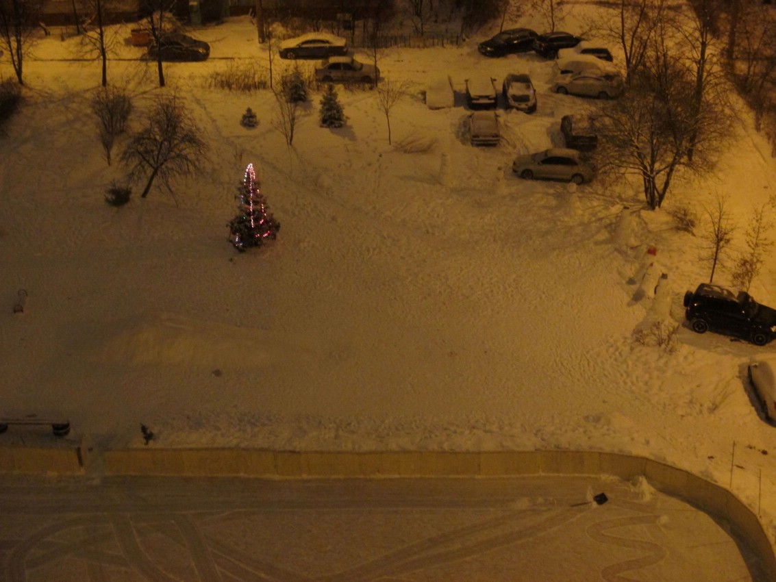 Снеговики во дворе как способ борьбы с парковкой на детской площадке