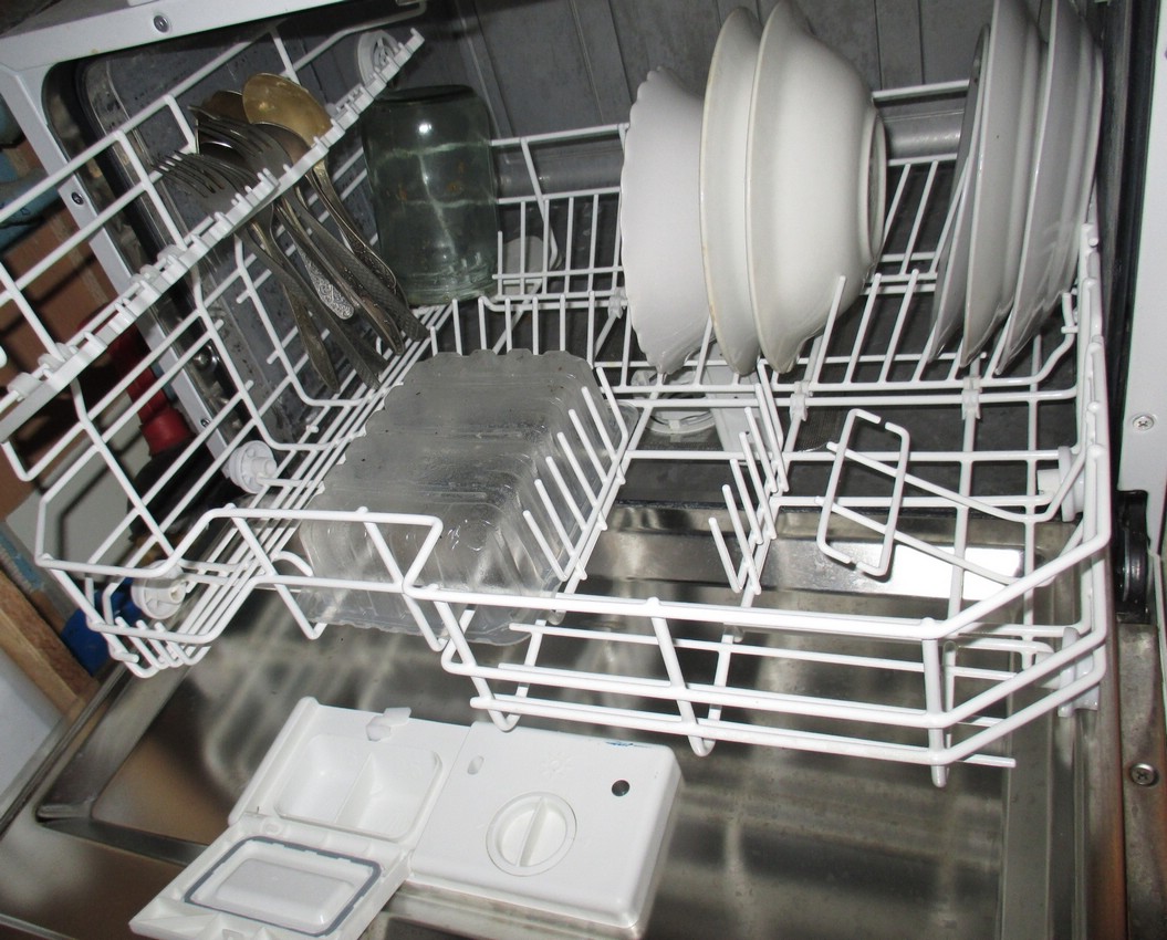 Моя посудомоечная машинка Zanussi ZSF 2415