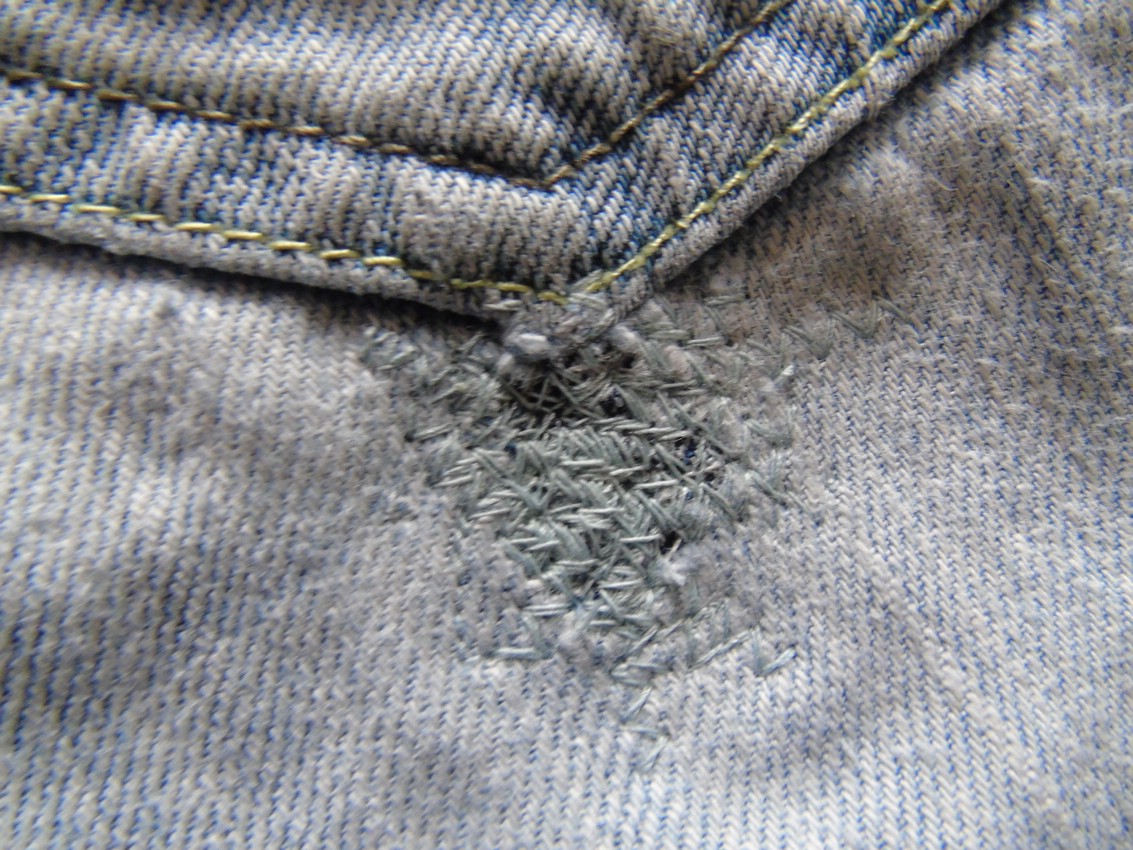 Как сделать почти невидимую заплатку на джинсах