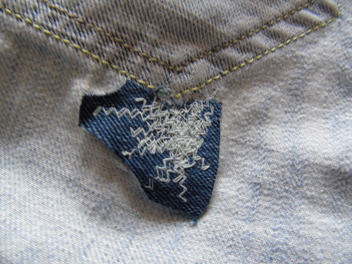 Как сделать почти невидимую заплатку на джинсах
