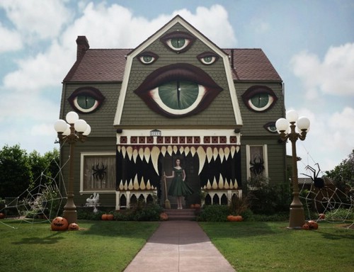 Дом-монстр, декорированный на Хэллоуин