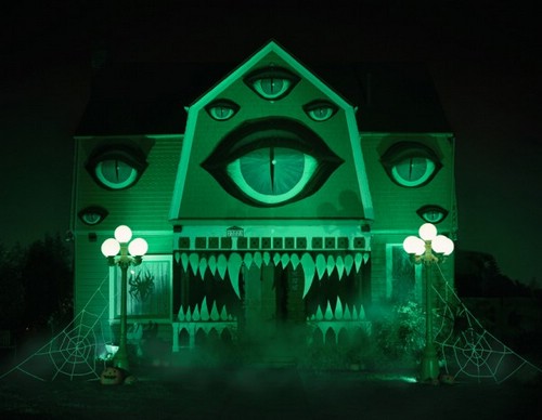 Дом-монстр, декорированный на Хэллоуин
