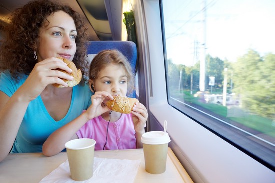 Чем кормить ребенка в поезде