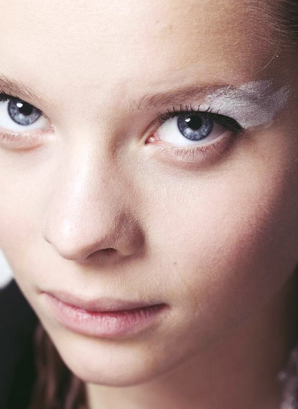 Перистый белый макияж глаз от Fendi